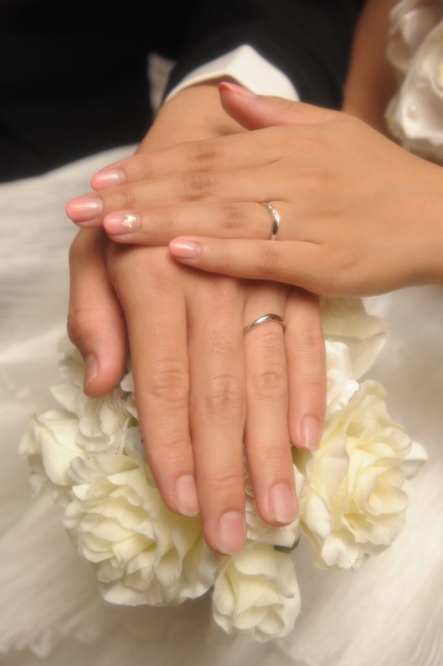 年齢を重ねても恥ずかしくない、シンプルなリングを選びました。