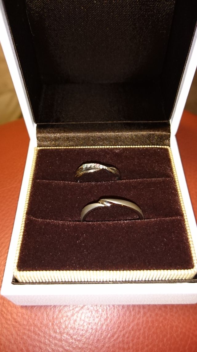 ダイヤの一部を誕生石と色ダイヤに。裏には互いの誕生石を。