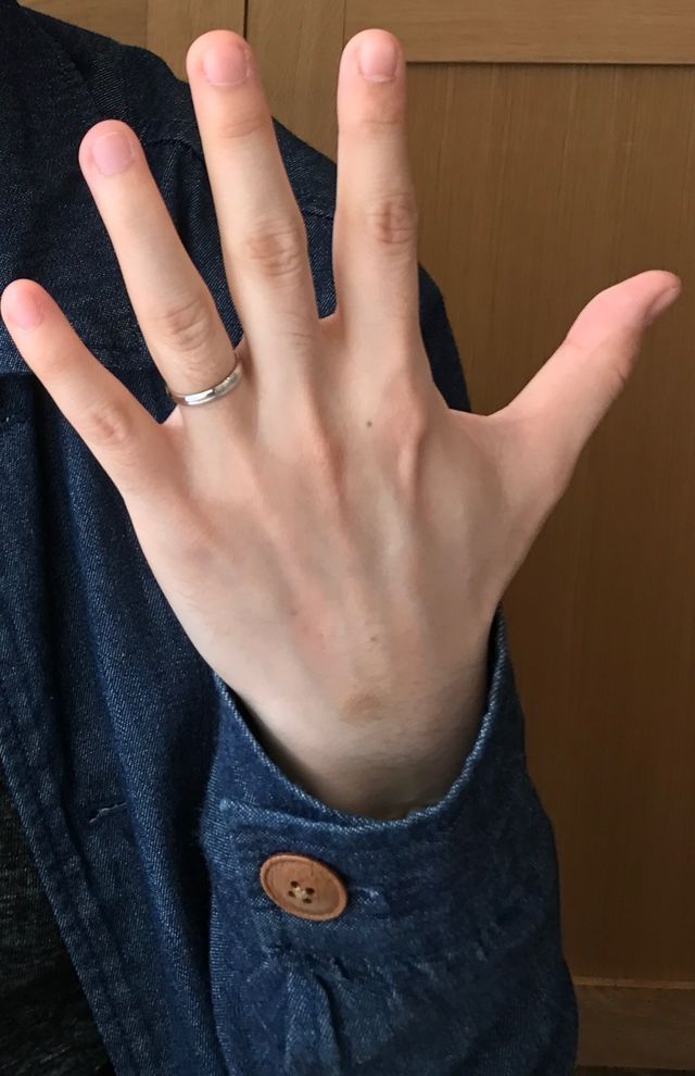 指輪がくるくる動かないようにサイズは小さくしました。