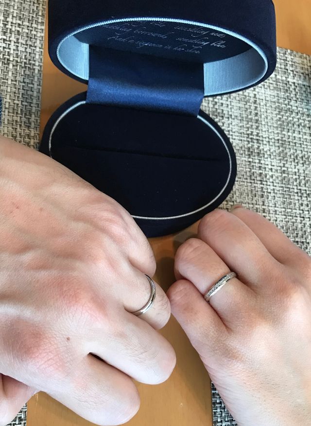 結婚の指輪。二人で記念撮影しました。
