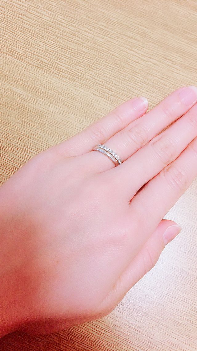 シンプルなマリッジリングとエタニティを重ね付け