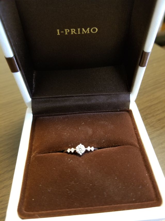 まわりに２つピンクダイヤが入ってます。