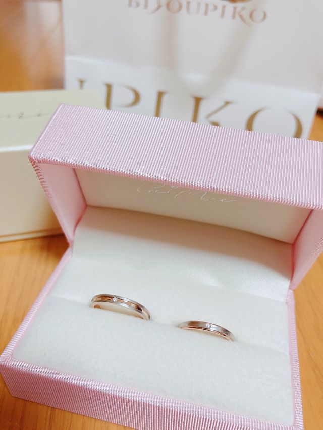 ペアではないリングを組み合わせて購入しました。