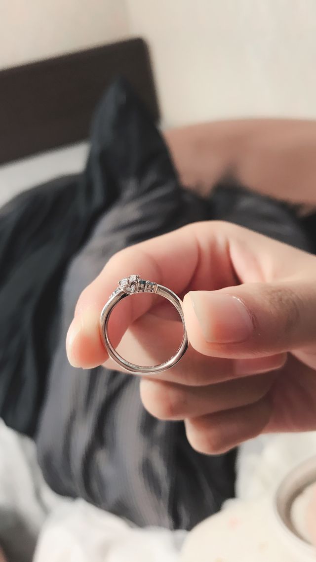 横から見るとハートがデザインされている。