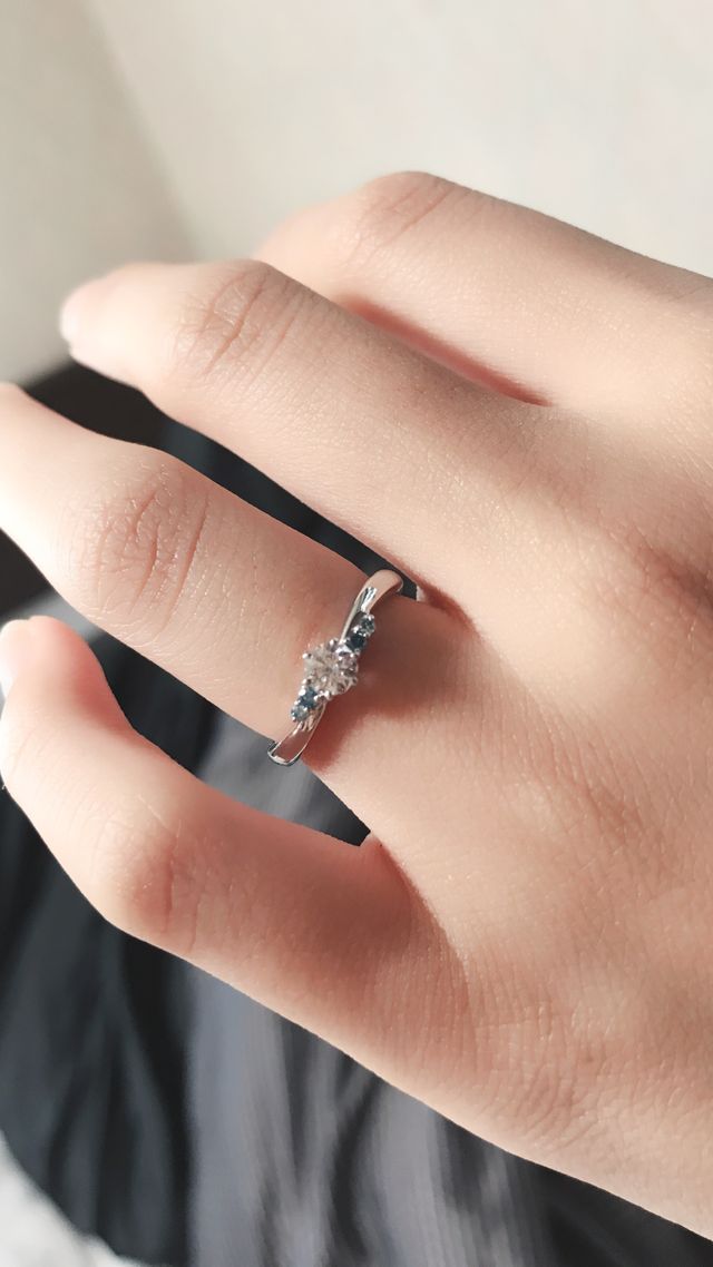 ブルーダイヤを使いグラデーションで濃淡を付けた。