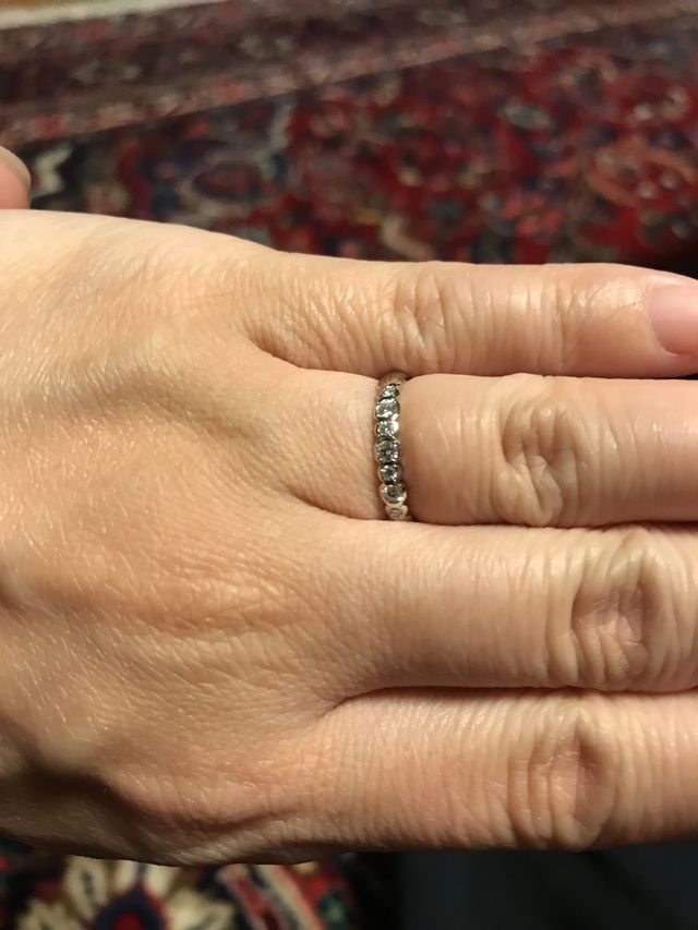 妻の指に着用した写真