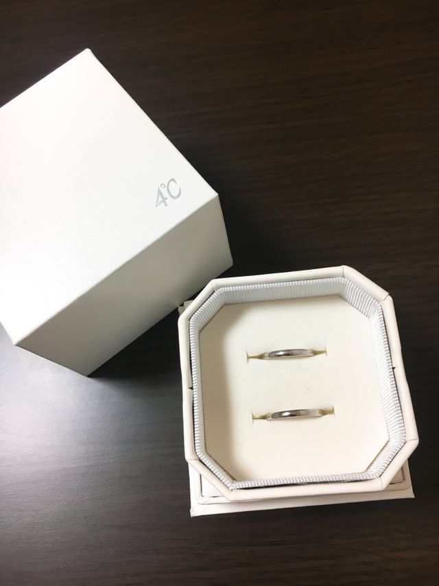 女性用男性用の結婚指輪です。