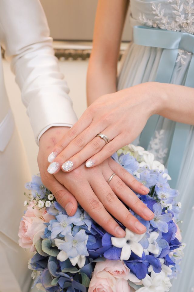 結婚式にて結婚指輪と婚約指輪をセットで付けました。