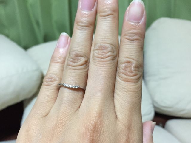 小ぶりなダイヤ5つがついてV字になっています