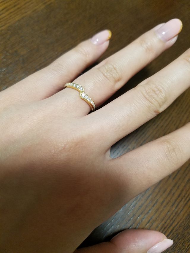 表側半分のみダイヤが入っているデザイン