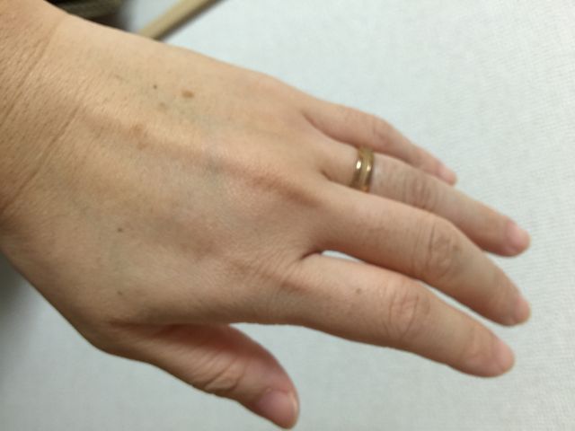 肌色とのなじみが良かったのでこのピンクゴールドにしました。