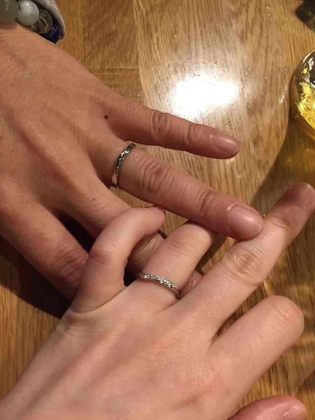 お互い手が小さめなので華奢なリングにしました。
