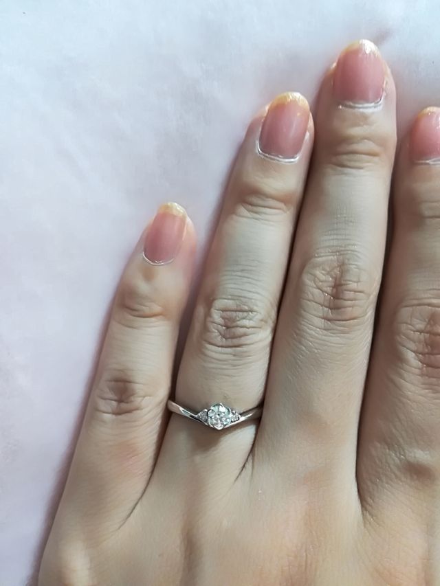 購入したフローラ♪両サイドにピンクダイヤがあります