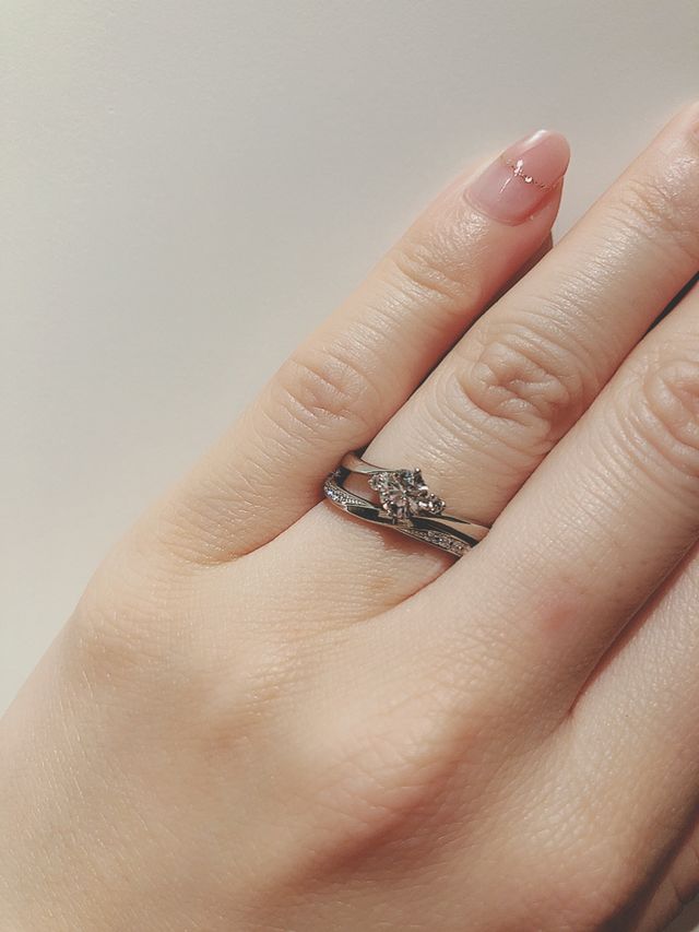 婚約指輪と結婚指輪は同じブランドで合わせました。