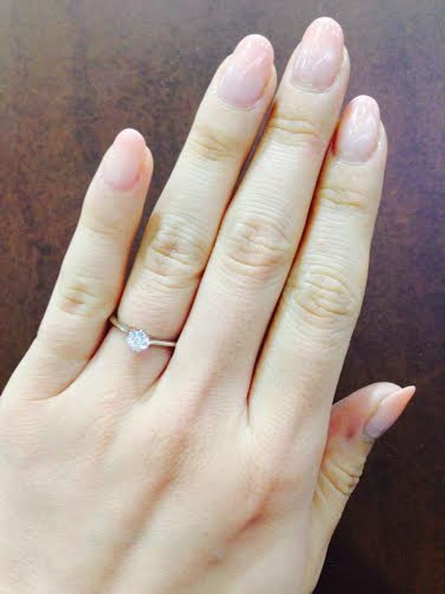  結婚指輪と重ねてつけられるようシンプルなものを選びました。