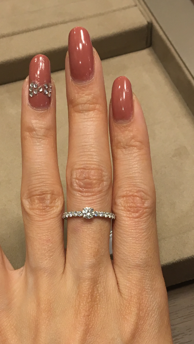 見本の指輪が中指サイズでつけ心地を確認するためこの写真。