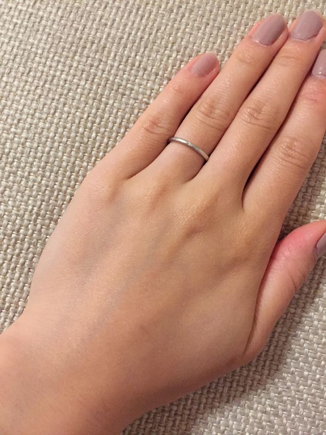 真ん中に華奢なダイヤが入ってるデザインです。