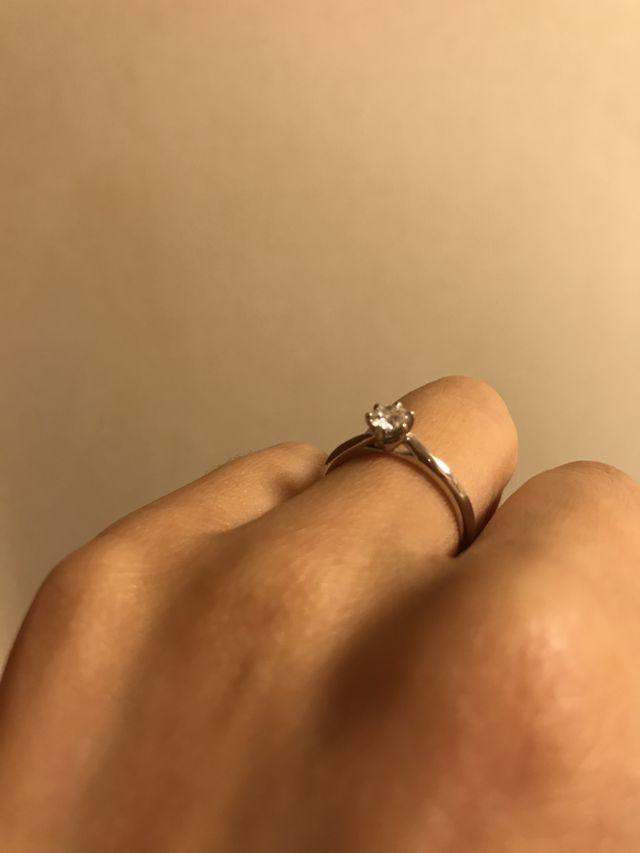 横から見ると手で花束を持っているようなデザインになっています