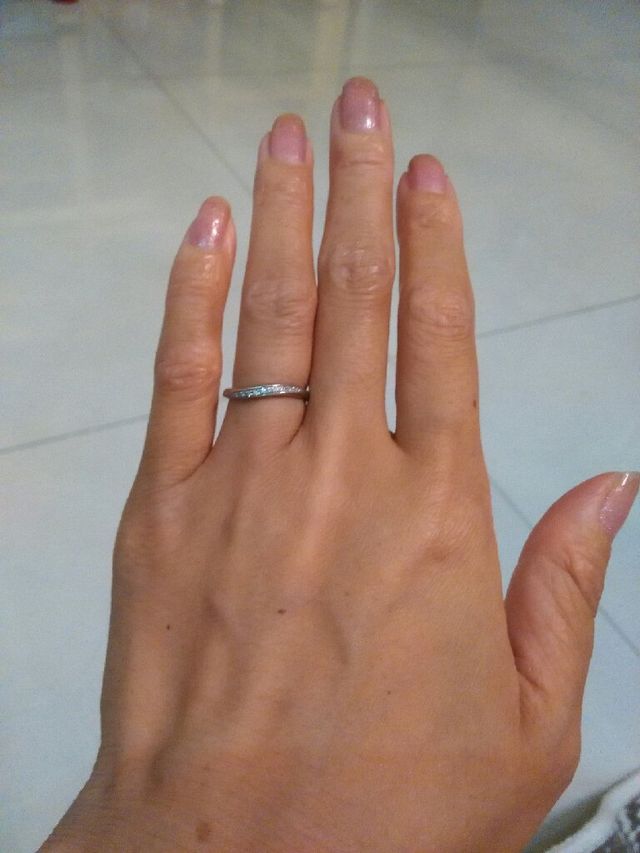 手にはめている写真