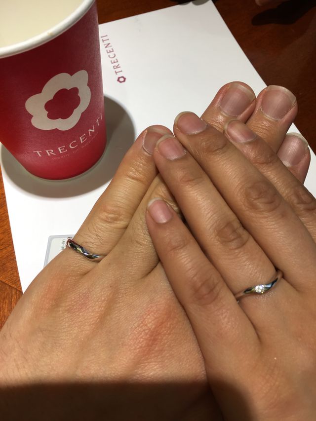 旦那さんは指が太いので小指です。