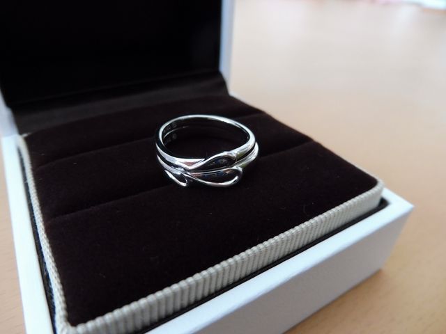 彼の指輪と重ねると♡に。