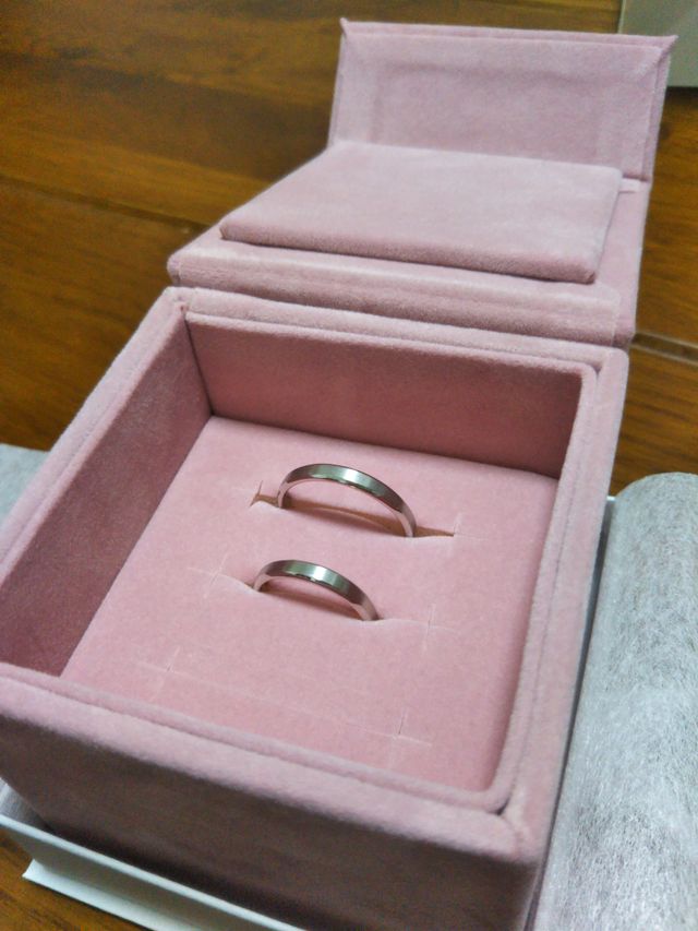 購入した指輪です。お互いデザインがとても気に入っています。