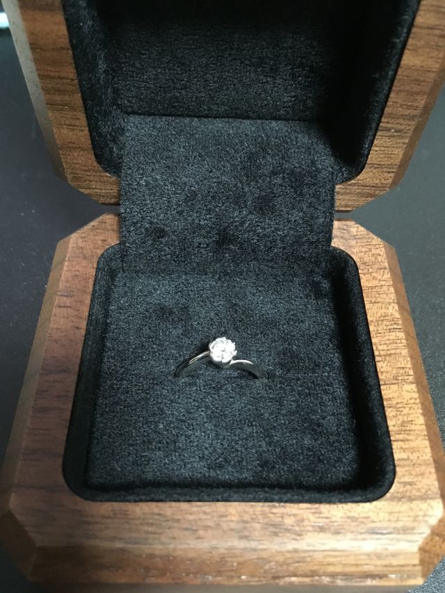 0.32カラットのダイヤとプラチナで作りました。