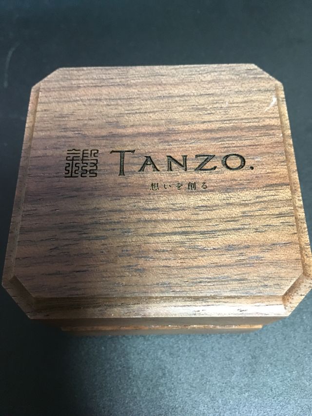 指輪ケースです。胡桃の木でできているそうです。