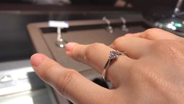 一粒ダイヤの婚約指輪