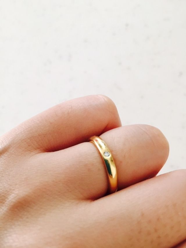 ティファニーのリング。ワンポイントの一粒ダイヤがお気に入り。