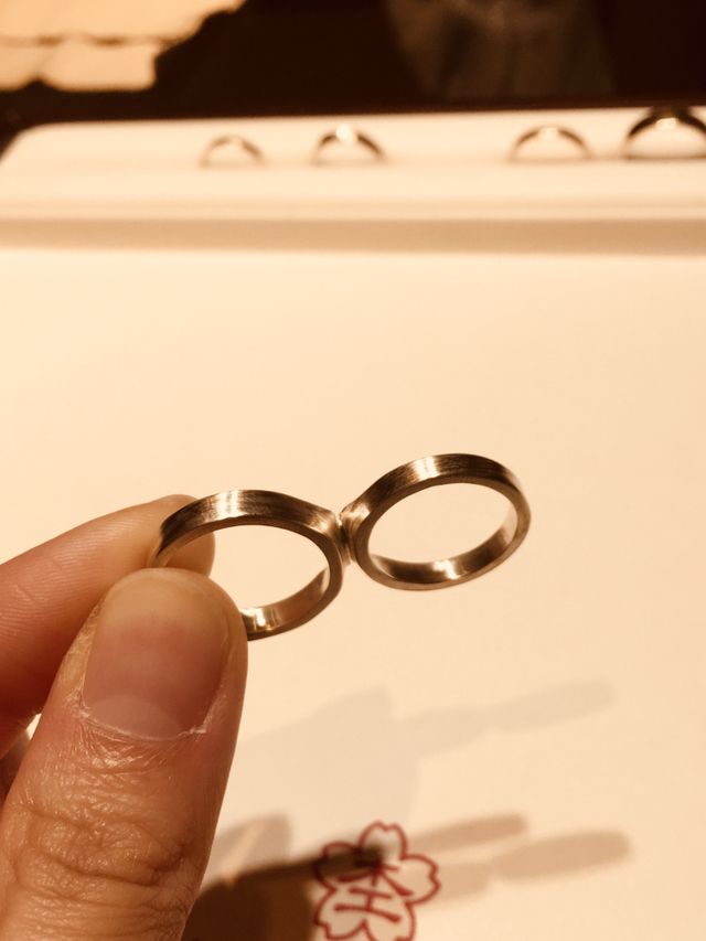 好きな金属を1枚の板にして、同じ模様のリングを作れます。