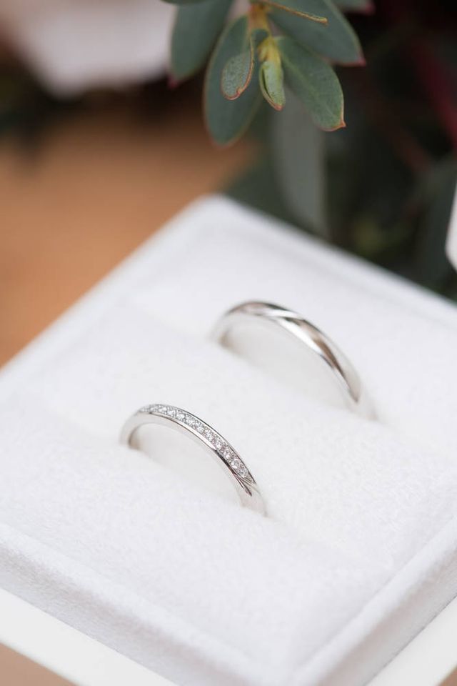 ベースのデザインはお揃いで、私の物はダイヤが入っています。