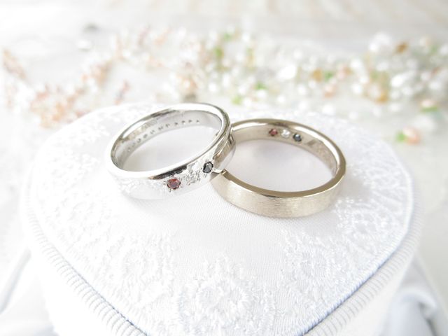 浦和レッズファンなので、レッズカラーの石を共通で入れました