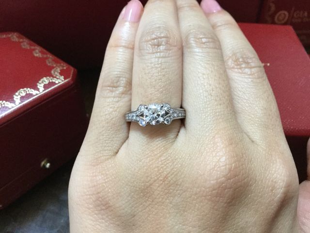 真ん中の石もパヴェもキラキラして素敵です。