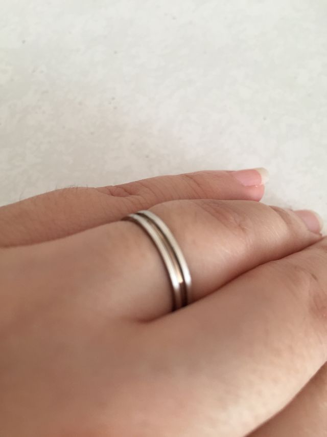 真ん中にくぼみがあります。