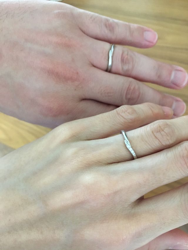 男性用はシンプル、女性用はダイヤが３つ付いています。