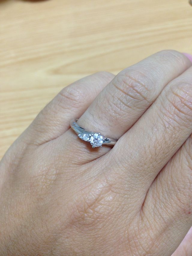 メインのダイヤから流線型に小さなダイヤが2つ連なります。