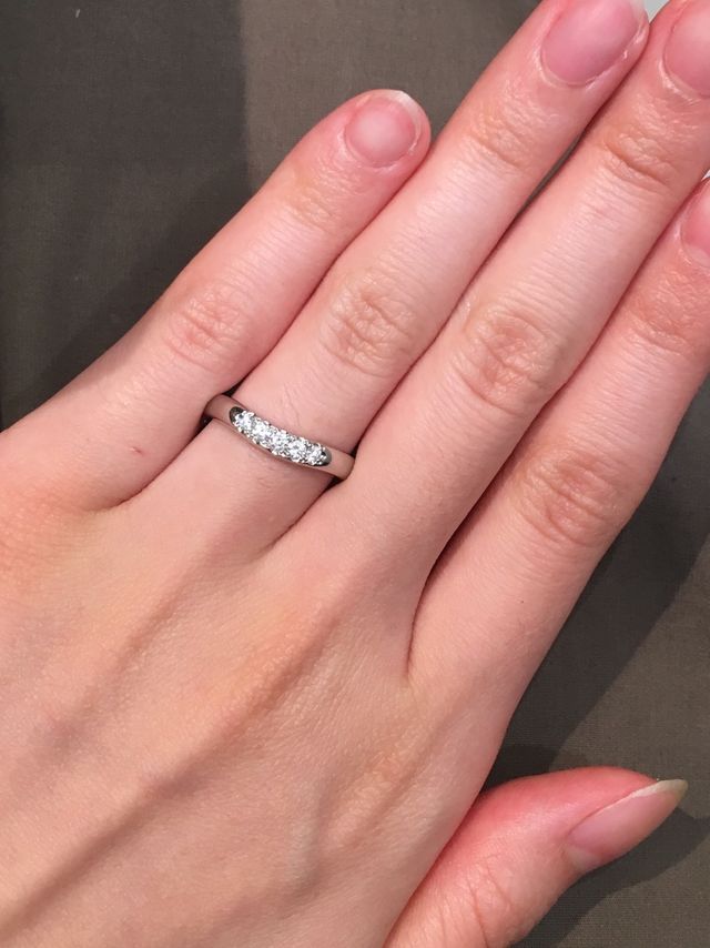 リングの太さが上品で、ダイヤの輝きがとても綺麗で感動です。