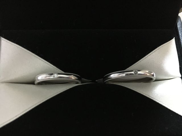 左：女性、右：男性、上下にミル打ち