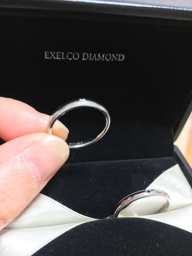 内側は少しカーブとなっていて、入籍日を刻印