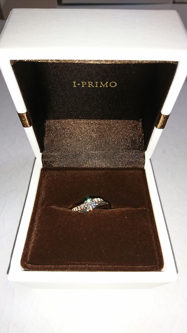 婚約指輪。彼女の指によく似合ってます。