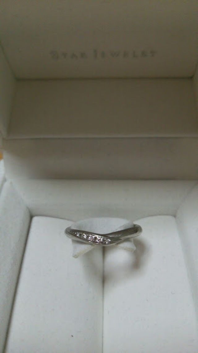 小粒ダイヤが３つ埋まったデザインです。