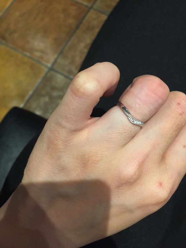 中央がピンクダイヤモンド、サイドに計4石ダイヤモンド