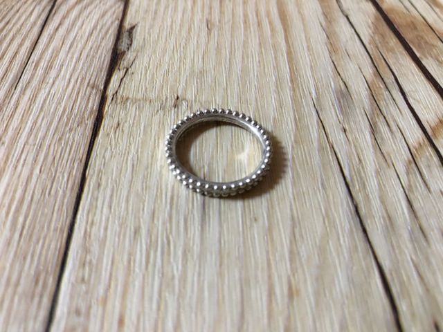 プラチナのリングです。とても可愛いらしいシルエットです。