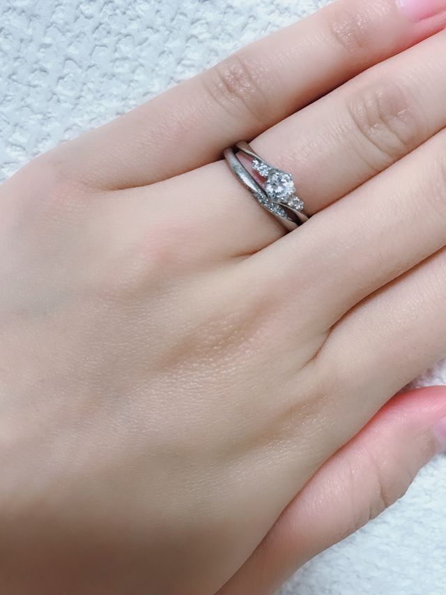 ゆるやかなカーブと小粒のダイヤが魅力的