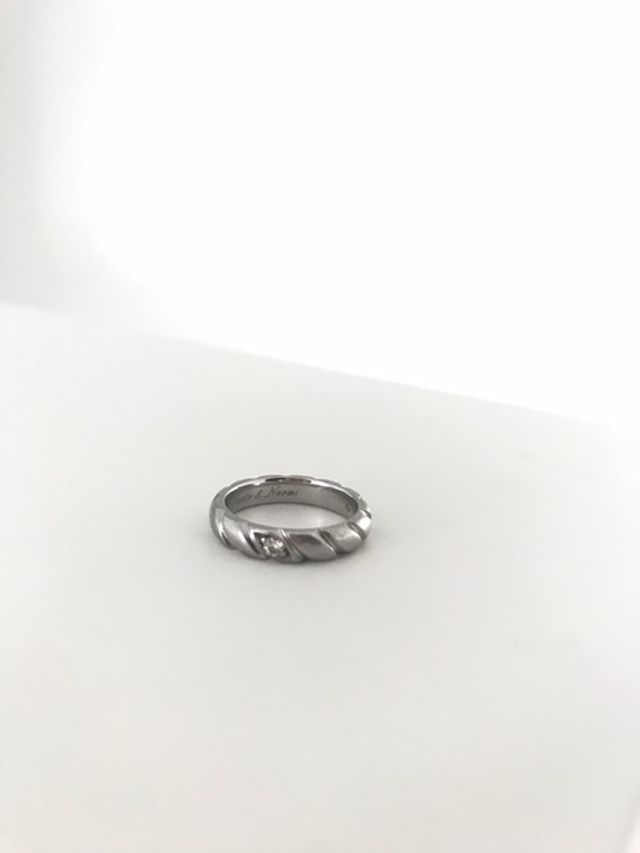 シンプルですが重厚感がありダイヤが一粒キラリと輝きます