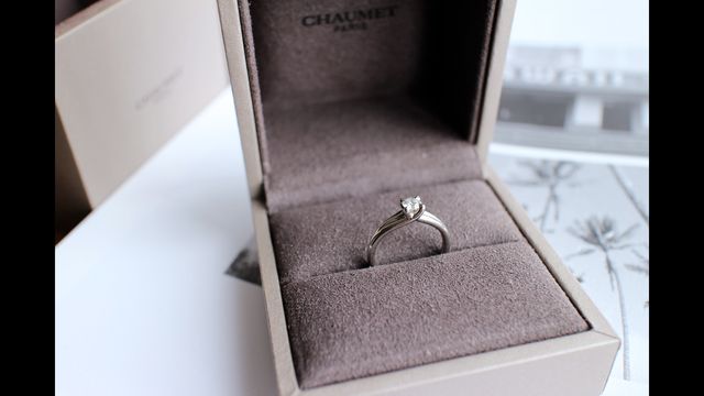 ショーメの一粒ダイヤの婚約指輪。