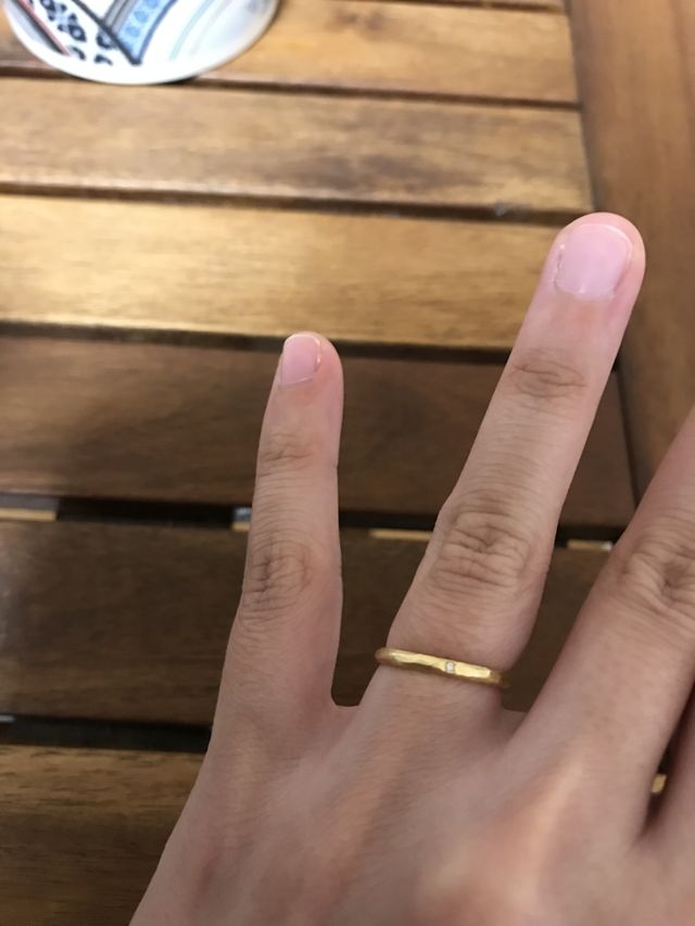 色はゴールド、真ん中にダイヤが入っています。