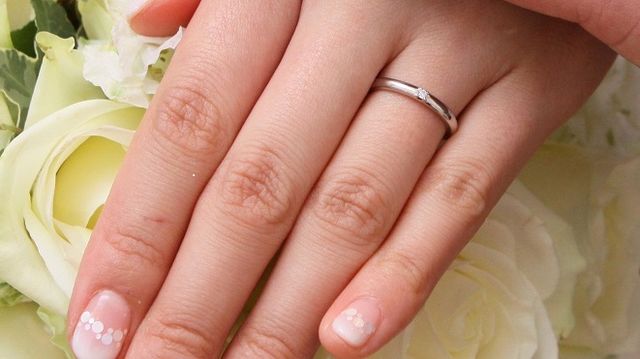 お式での写真。とにかくシンプル。でも一粒のダイヤが可愛い！