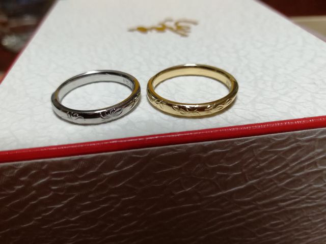 お互いの生まれた日の花が彫ってあります。